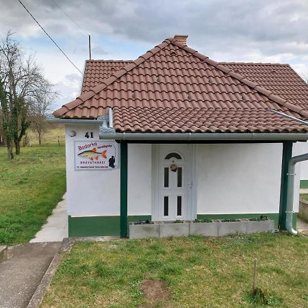 Veronika Guesthouse Dravatamasi Luaran gambar