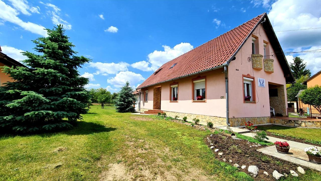 Veronika Guesthouse Dravatamasi Luaran gambar
