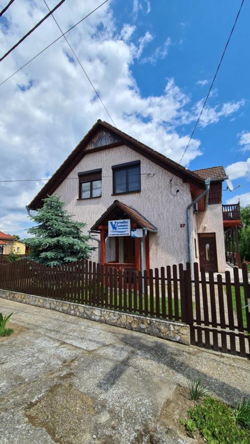 Veronika Guesthouse Dravatamasi Luaran gambar