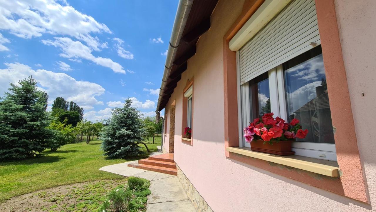 Veronika Guesthouse Dravatamasi Luaran gambar