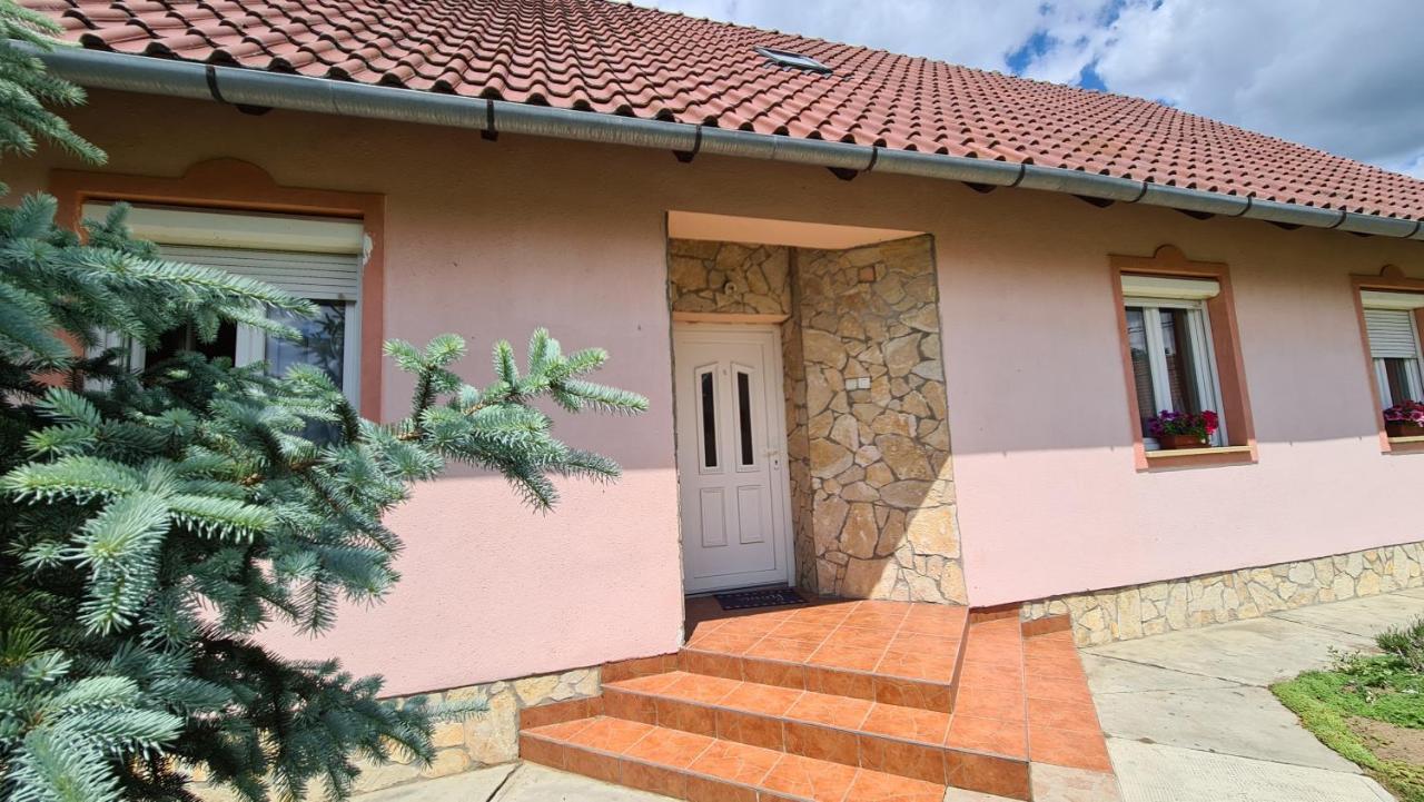 Veronika Guesthouse Dravatamasi Luaran gambar