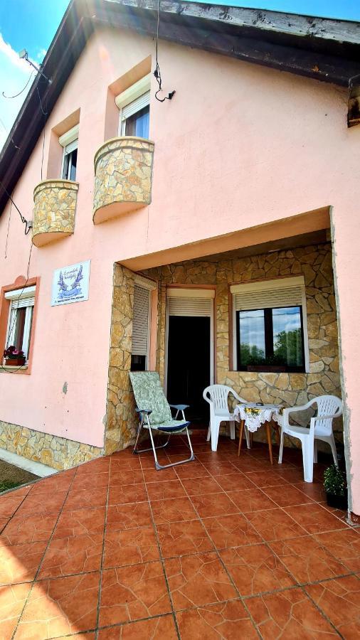 Veronika Guesthouse Dravatamasi Luaran gambar
