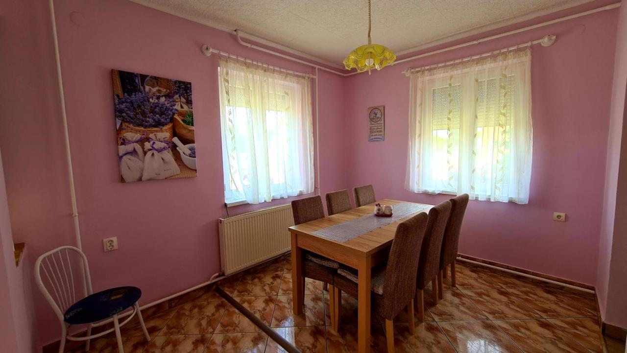 Veronika Guesthouse Dravatamasi Luaran gambar