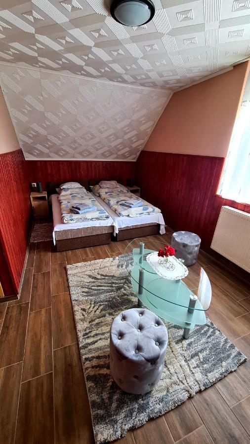 Veronika Guesthouse Dravatamasi Luaran gambar