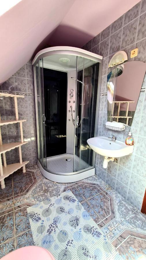 Veronika Guesthouse Dravatamasi Luaran gambar
