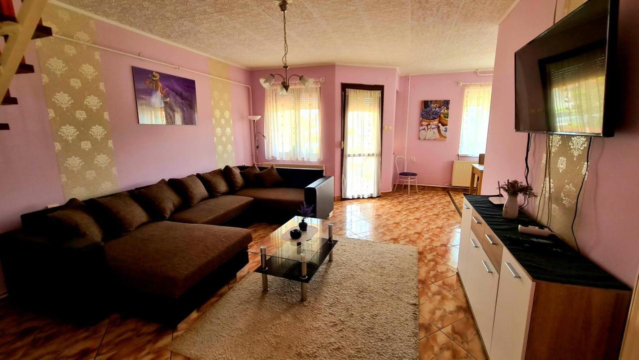 Veronika Guesthouse Dravatamasi Luaran gambar