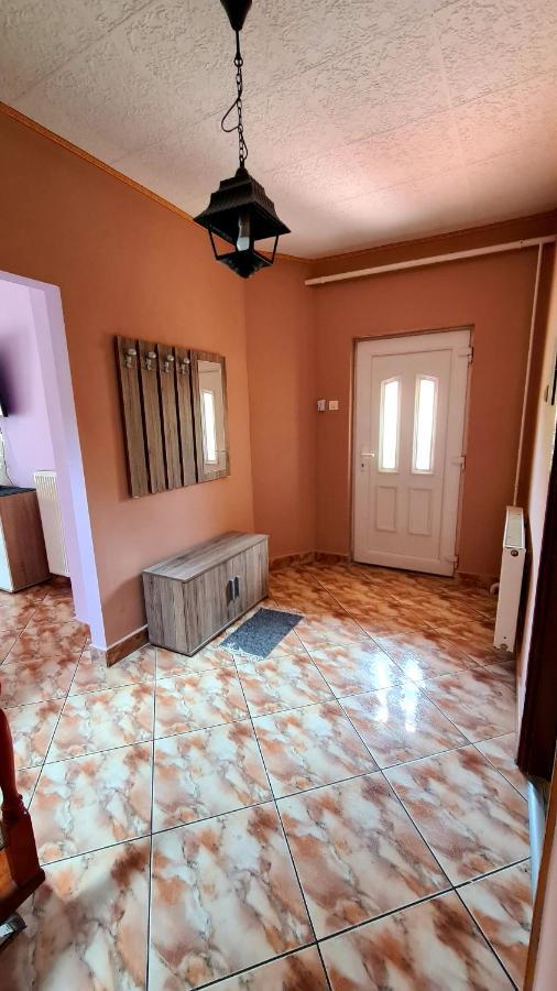 Veronika Guesthouse Dravatamasi Luaran gambar