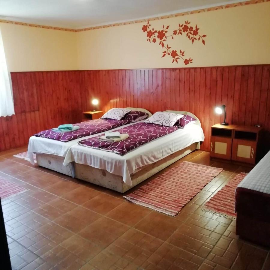 Veronika Guesthouse Dravatamasi Luaran gambar