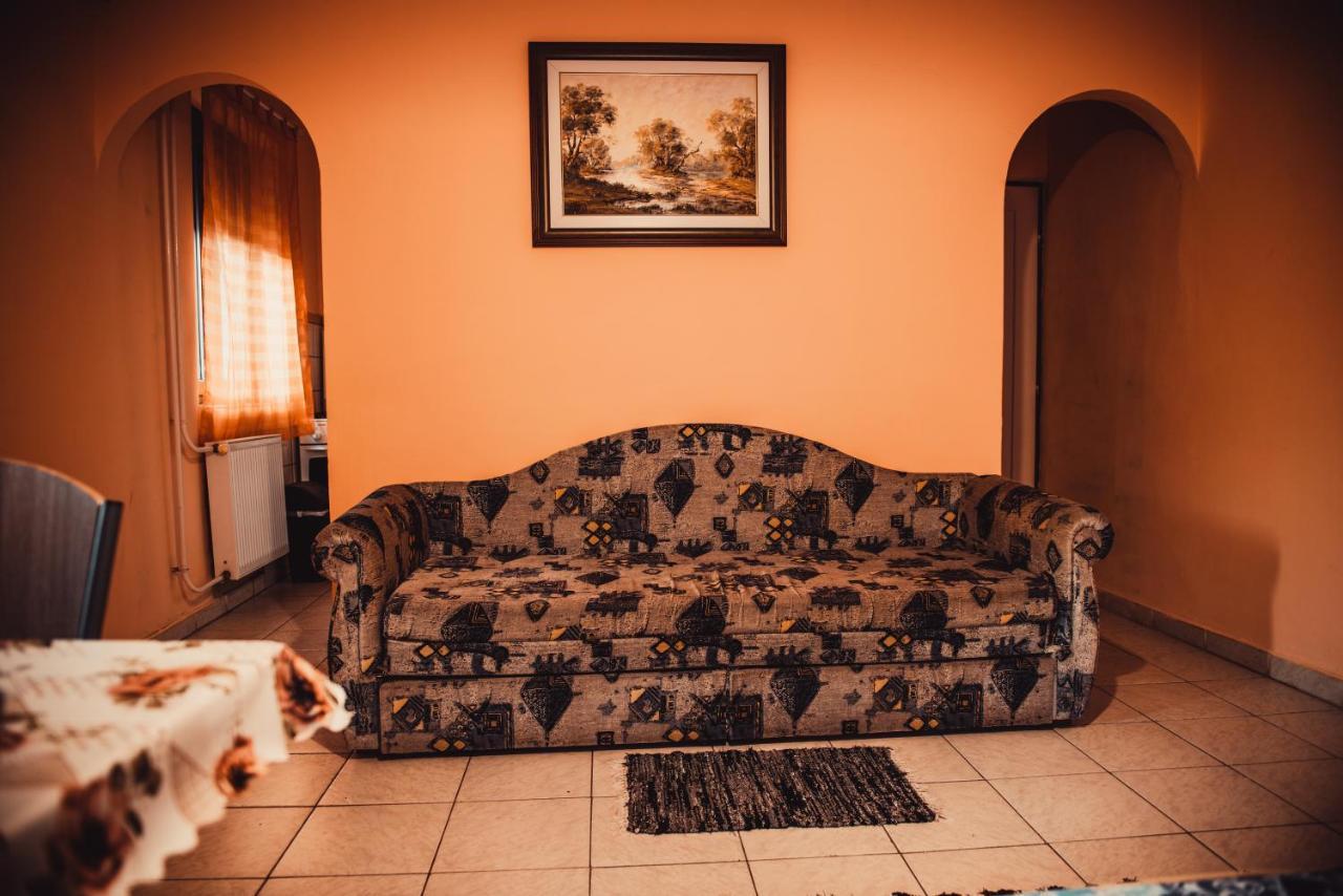 Veronika Guesthouse Dravatamasi Luaran gambar
