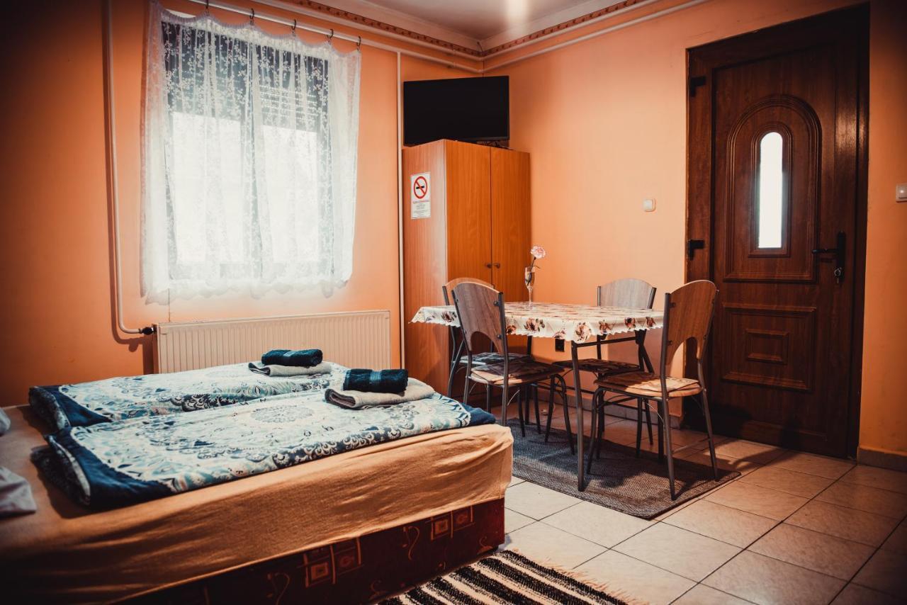 Veronika Guesthouse Dravatamasi Luaran gambar