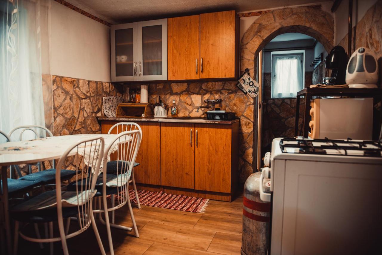 Veronika Guesthouse Dravatamasi Luaran gambar