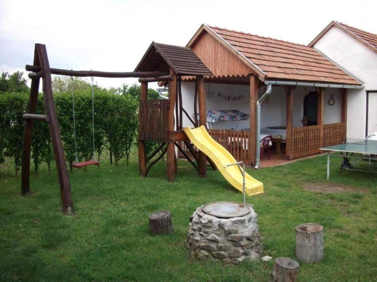 Veronika Guesthouse Dravatamasi Luaran gambar