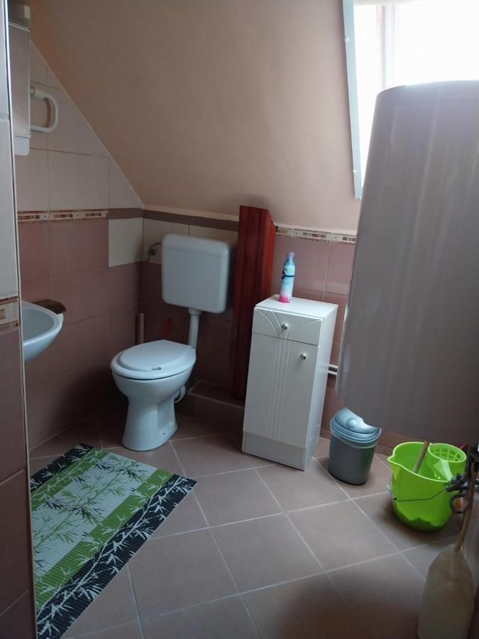 Veronika Guesthouse Dravatamasi Luaran gambar