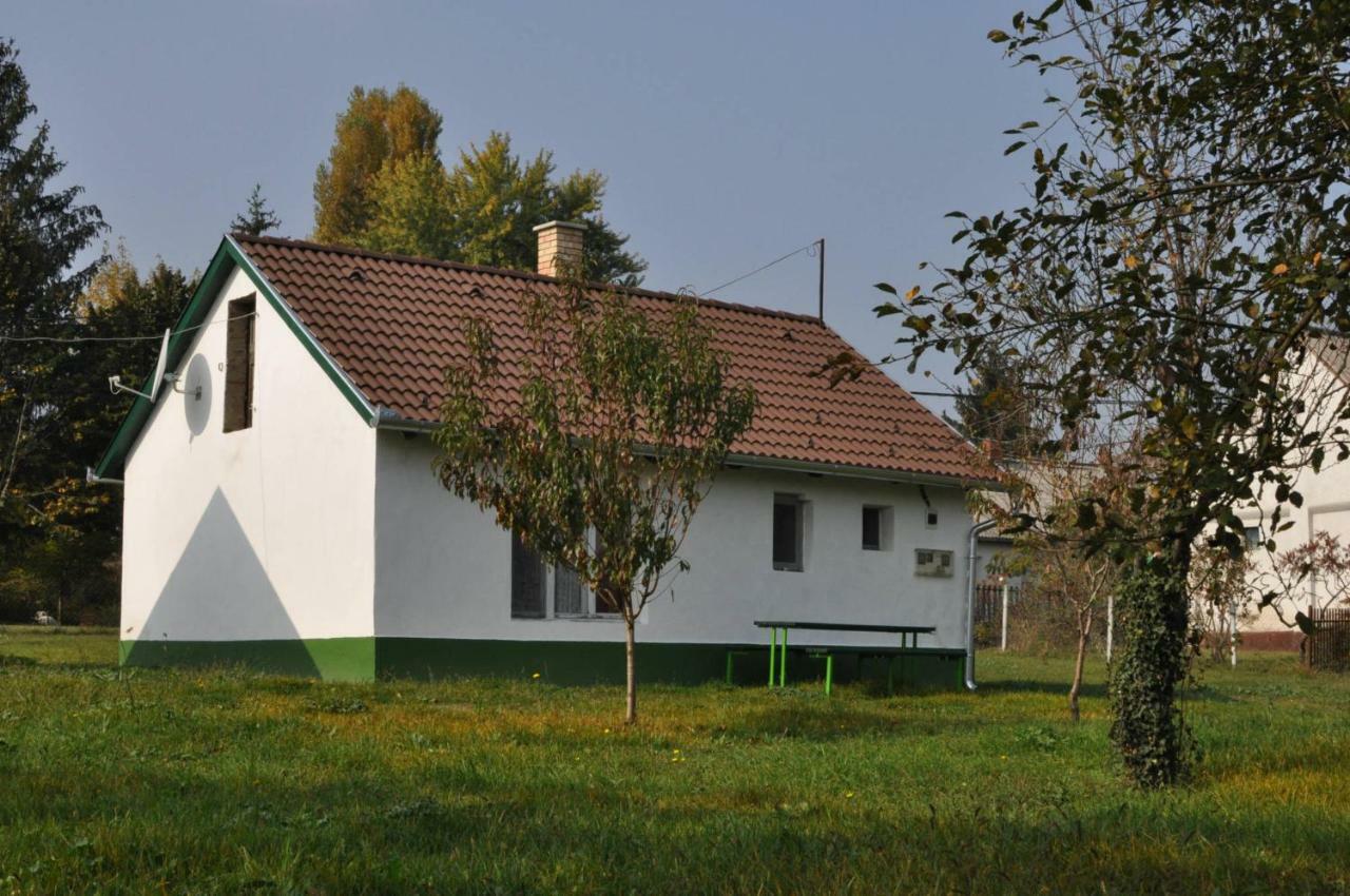 Veronika Guesthouse Dravatamasi Luaran gambar